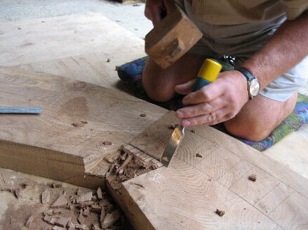 Cutting out joint in felloe to let in clasp arm - Photo : Gordon King