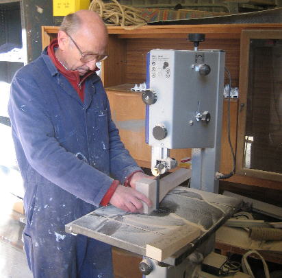 Fred cutting teeth. 88 required. - Photo : Gordon King